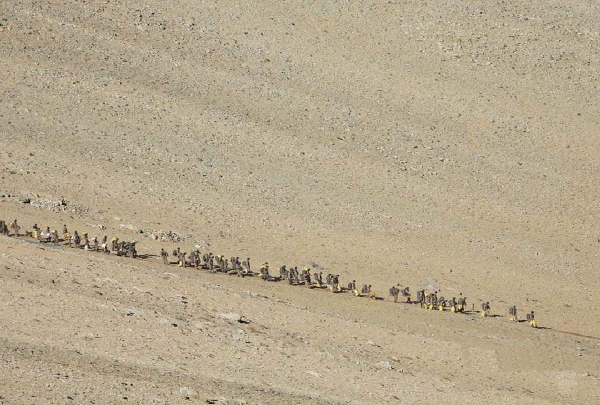 दस महीने बाद भारतीय और चीनी सेना ने पैंगोग झील से हटाने शुरू किए टैंक, देखें तस्वीरें Indian Chinese troops and tanks disengaging from the banks of Pangong lake area in Eastern Ladakh