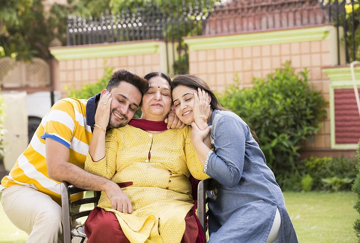 Relationship Tips: पहली बार पार्टनर के परिवार से करने जा रहे मुलाकात, तो रखें इन बातों का ध्यान Take Care of These Things For Meeting Your Partner's Family for The First Time News in Hindi