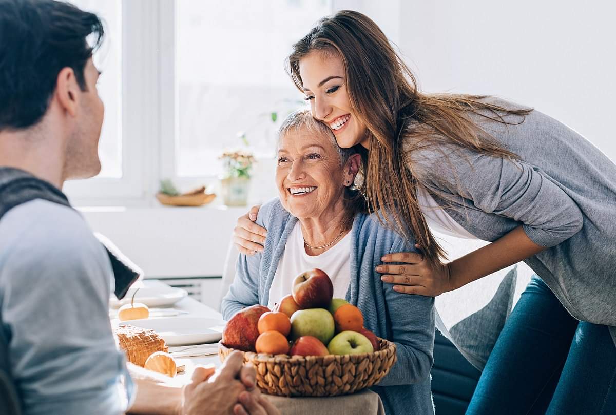 Relationship Tips: पहली बार पार्टनर के परिवार से करने जा रहे मुलाकात, तो रखें इन बातों का ध्यान Take Care of These Things For Meeting Your Partner's Family for The First Time News in Hindi