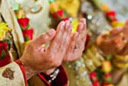 यूपी: पति का दूसरा निकाह रोकने के लिए रात भर गुहार लगाती रही पत्नी व मासूम बेटी, नहीं पसीजा दिल Uproar of first wife and daughter in husband marriage