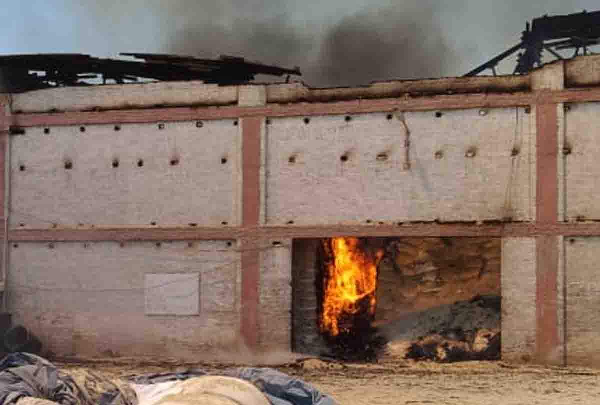 फैक्टरी में आग से एक करोड़ का नुकसान, लखनऊ-कानपुर से भी बुलाई गईं दमकल, पांच घंटे बाद बुझा पाईं आग Damage of one crore due to fire in factory