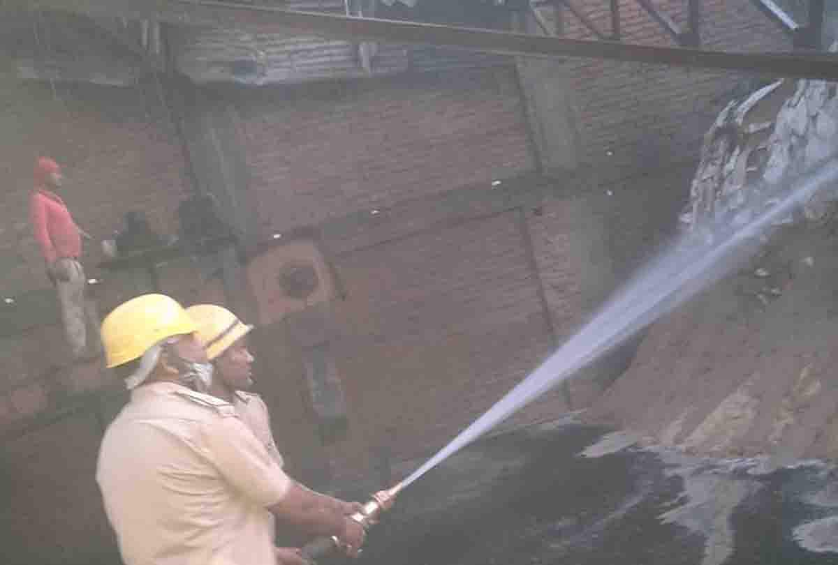 फैक्टरी में आग से एक करोड़ का नुकसान, लखनऊ-कानपुर से भी बुलाई गईं दमकल, पांच घंटे बाद बुझा पाईं आग Damage of one crore due to fire in factory