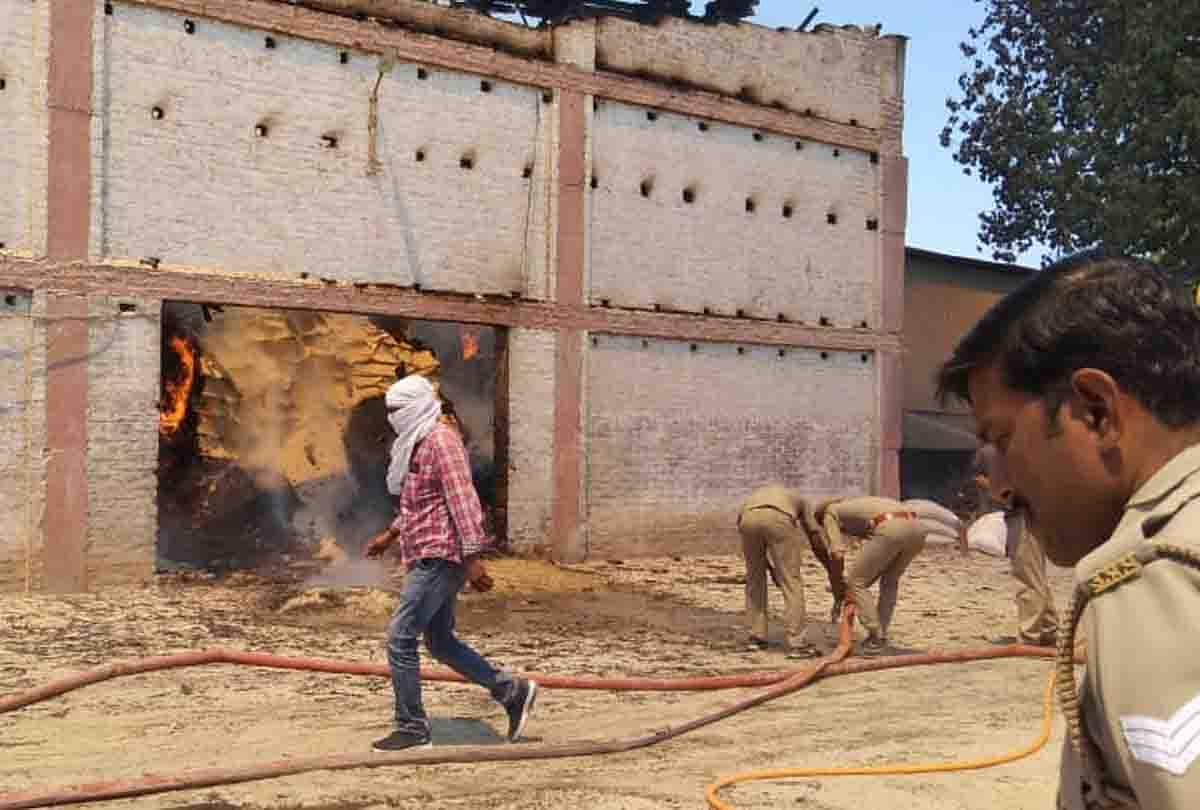 फैक्टरी में आग से एक करोड़ का नुकसान, लखनऊ-कानपुर से भी बुलाई गईं दमकल, पांच घंटे बाद बुझा पाईं आग Damage of one crore due to fire in factory