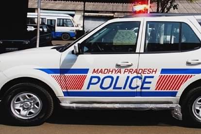 मध्यप्रदेश: रतलाम में भाजपा नेता के बेटे पर लगा छेड़खानी का आरोप, पीटते हुए लोग ले गए थाने Madhya Pradesh: BJP leader's son Rajesh karndhar was accused of molestation in Ratlam, people were beaten up and taken to the police station