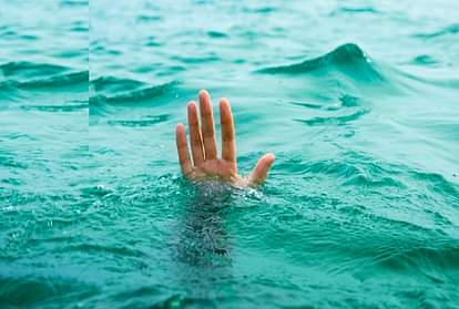 बुलंदशहर: गंगा स्नान करते वक्त गहरे जल में तीन बच्चे बहे, दो को बचाया एक की तलाश जारी children flow in ganga water while bathing two saved one missing search continoue