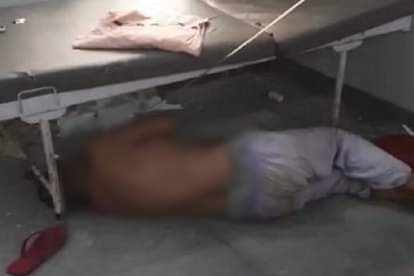 अस्पताल में संवेदनहीनता की हदें पार: फर्श पर तड़प रहे मरीज, बेड से नीचे पड़े अर्द्धनग्न शव, तस्वीरें Patients suffering on the floor, semi dead bodies lying down from the beds