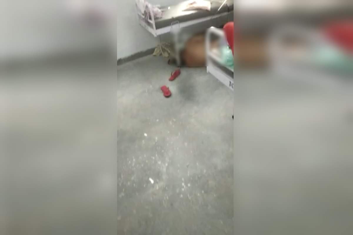 अस्पताल में संवेदनहीनता की हदें पार: फर्श पर तड़प रहे मरीज, बेड से नीचे पड़े अर्द्धनग्न शव, तस्वीरें Patients suffering on the floor, semi dead bodies lying down from the beds