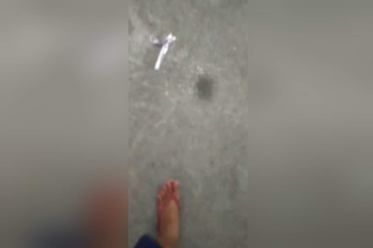 अस्पताल में संवेदनहीनता की हदें पार: फर्श पर तड़प रहे मरीज, बेड से नीचे पड़े अर्द्धनग्न शव, तस्वीरें Patients suffering on the floor, semi dead bodies lying down from the beds