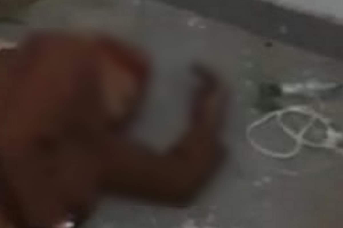 अस्पताल में संवेदनहीनता की हदें पार: फर्श पर तड़प रहे मरीज, बेड से नीचे पड़े अर्द्धनग्न शव, तस्वीरें Patients suffering on the floor, semi dead bodies lying down from the beds