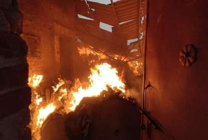 कानपुर: दीये से दो गोदामों में लगी आग, लाखों का माल जला, दो गाड़ियों ने घंटों मशक्कत के बाद पाया आग पर काबू Kanpur: Fire broke out in godown with lamps, goods worth lakhs burnt