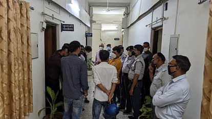 बीएचयू में शोध प्रवेश प्रक्रिया में गड़बड़ी का आरोप: प्रभारी कुलपति से मिलने पहुंचे छात्र, सुरक्षाकर्मियों ने रोका तो मचा हंगामा BHU student meet Vice Chancellor for Disturbances in research admission process in Political Science Department student meet