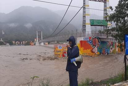 उत्तराखंड: मूसलाधार बारिश से नदियां उफान पर, गंगा का जलस्तर बढ़ा, ऋषिकेश में कई घाट डूबे Uttarakhand Weather Forecast Today: Ganga River Water Level Increasing in Haridwar and Rishikesh Due To Heavy Rain, Alert Issue