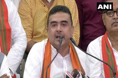 बंगाल: टीएमसी के खिलाफ रैली में कांग्रेस नेता के साथ दिखे शुभेंदु अधिकारी, कहा- ऐसा करने में कोई हर्ज नहीं West Bengal Politics BJP leader Suvendu shares stage with Congress leader in protest against TMC In kolkata