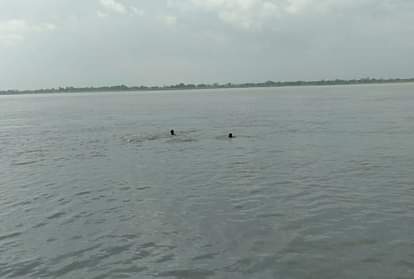 श्रावस्ती: बकाया पैसा मांगने आए लोगों से बचने के लिए तालाब में कूदा युवक, डूबकर मौत Man commits suicide after jumping in a pond in gilaula thana in shravasti.