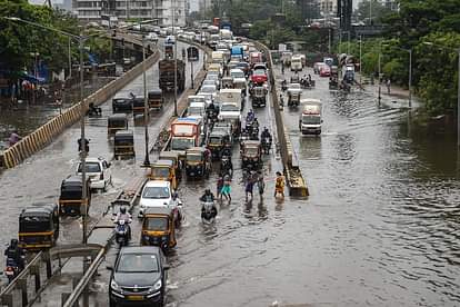 मुंबई में मौसम का कहर: मूसलाधार बारिश से कई इलाके जलमग्न, अब तक 30 लोगों की जान गई Mumbai sees heavy rain with cloudburst, landslide and flood like situation news in Hindi