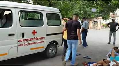बीएचयू: भूख हड़ताल पर बैठे एक छात्र की तबीयत बिगड़ी, अस्पताल में कराया भर्ती, लेकिन दवा लेने से इनकार Student health condition bad during students hunger strike for irregularities in research admission in History Department BHU