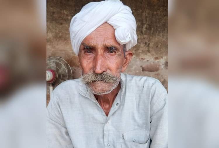 87 की उम्र में 27 की लगन: बुजुर्ग दंपती ने जल संरक्षण के लिए किया ऐसा काम, जानकर अधिकारी भी कह उठे वाह Elderly Couple made three Pools on 1500 meter high Hill in Village Kadma