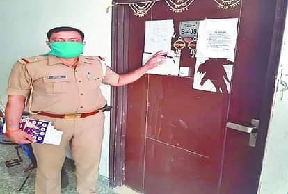 आगरा में 43 लाख की लूट का मामला: फरार जीएसटी अफसरों के घरों पर कुर्की नोटिस चस्पा Agra Loot With Silver Traders Suspended Absconding Officers Of Gst Property Will Be Attached Police Notice