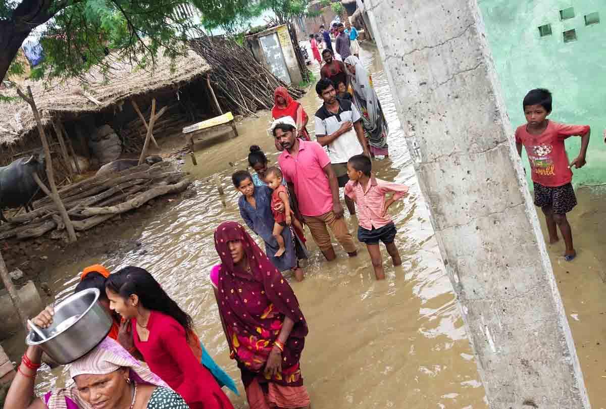 यूपी में बाढ़ का कहर: कानपुर के आसपास के जिलों में उफनाई नदियां, औरैया के 22 गांवों में भरा पानी Flood havoc in UP: Flood situation serious in districts around Kanpur, water filled 22 villages of Auraiya