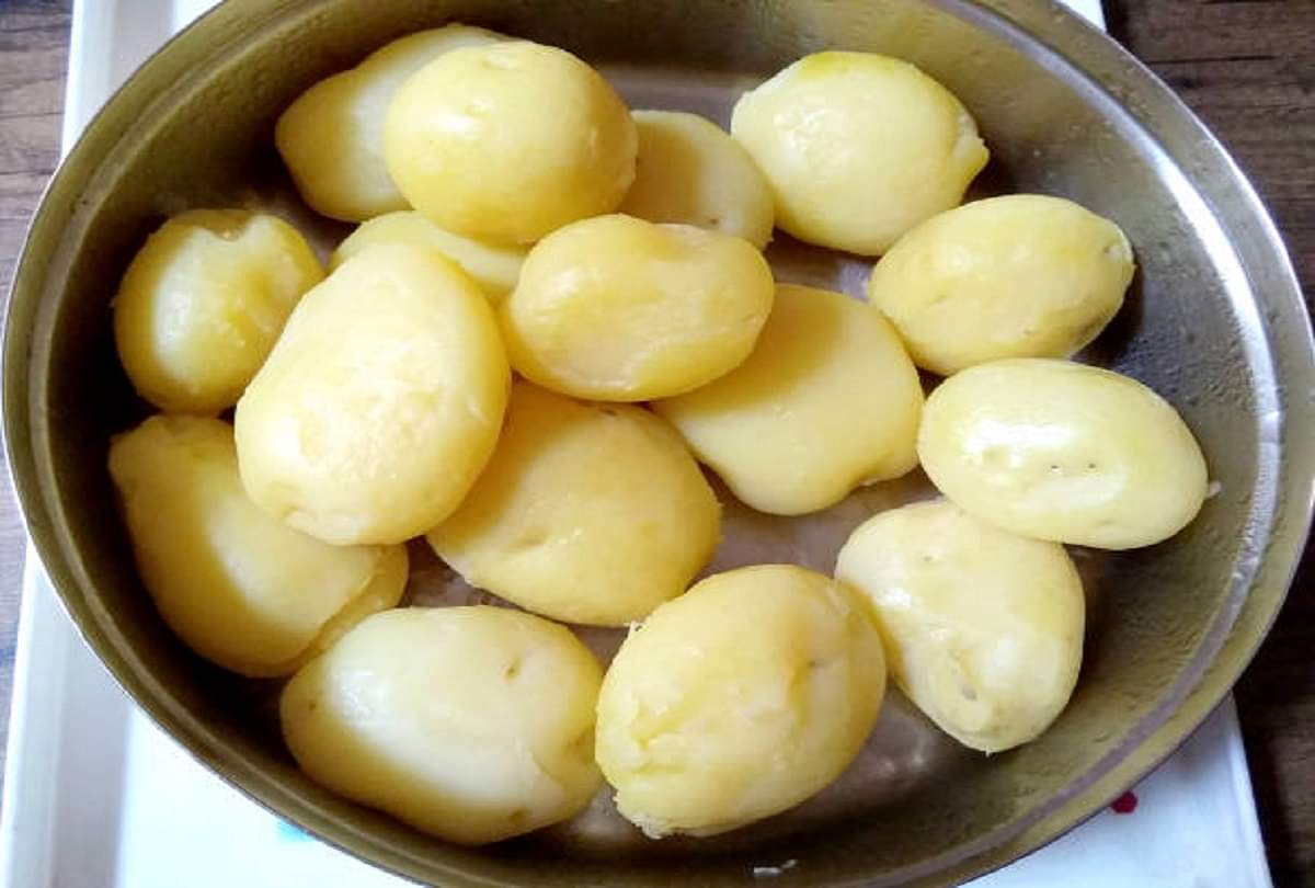 Healthy Snacks: बच्चे खाने में करते हैं आनाकानी, तो बनाएं स्वादिष्ट और हेल्दी चिली गार्लिक पोटैटो Chili Garlic Potato Recipe in Hindi Tasty and Healthy Snacks For Kids Recipes