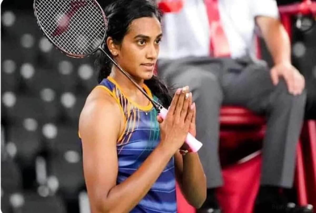 टोक्यो ओलंपिक: हमारे खिलाड़ी विश्व विजेता तो हैं ही, विनम्र और संस्कारवान भी, देखें तस्वीरें Tokyo Olympics 2021 After winning a medal in the Tokyo Olympics Indian athlete leaned on the ground and someone folded his hand see photo