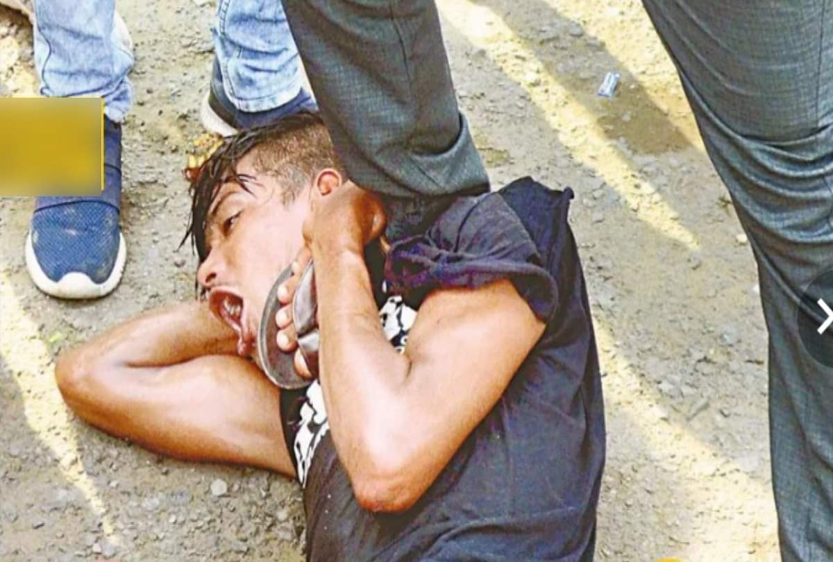 यूपी में भीड़ ने हाथ में लिया कानून: युवक के पैर बांधे और अमानवीयता की सारी हदें पार कर पीटा, शर्मसार कर देंगी तस्वीरें young man brutally beaten up by mob in Bareilly see Shameful pictures