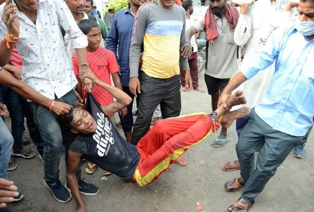 यूपी में भीड़ ने हाथ में लिया कानून: युवक के पैर बांधे और अमानवीयता की सारी हदें पार कर पीटा, शर्मसार कर देंगी तस्वीरें young man brutally beaten up by mob in Bareilly see Shameful pictures