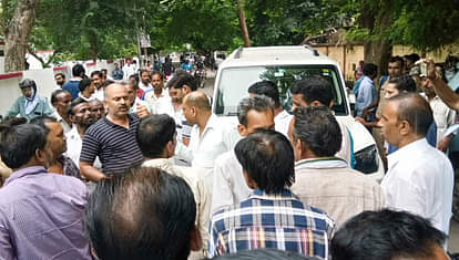 लूट के आरोपी की गिरफ्तारी पर वकील व पुलिस भिड़े hamirpur news