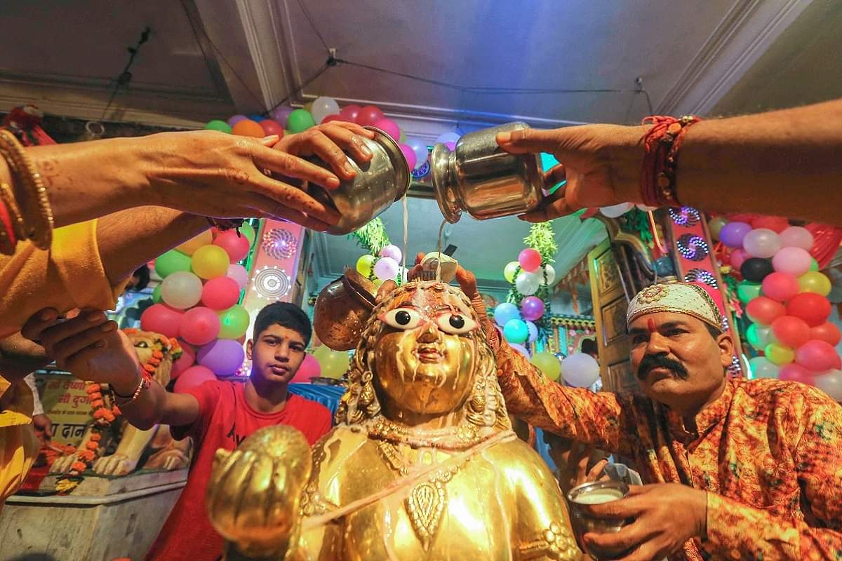 Janmashtami Vrat Katha: 18 अगस्त को है कृष्ण जन्माष्टमी, पूजा के दौरान पढ़ें ये कथा और आरती Janmashtami Vrat Katha And Krishna Bhagwan Aarti Kunj Bihari Ki Lyrics In Hindi