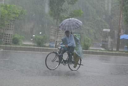 दिल्ली-एनसीआर: जाते-जाते मानसून ने लोगों को भिगोया, कई इलाकों में झमाझम बारिश, रविवार तक येलो अलर्ट जारी weather Changed in Delhi NCR raining in many areas relief from heat traffic jam waterlogging