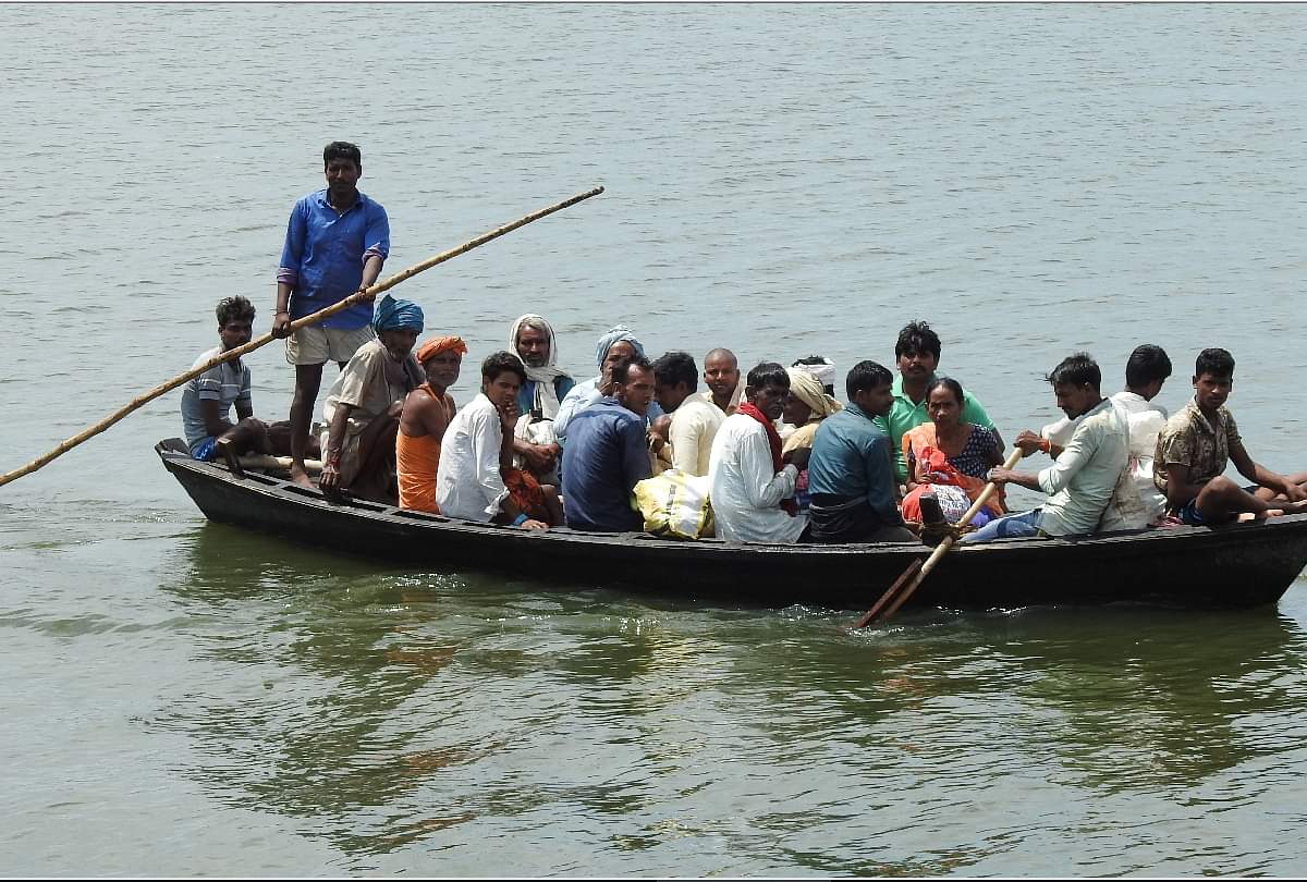 बाढ़ पीड़ितों की कहानी: सुविधा के लिए छोड़ा था गांव, यहां चलानी पड़ रही नाव story of flood affected people of Gorakhpur Shivpuri Colony