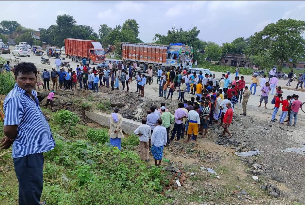 खौफ: शहरी इलाकों में भी भरा बाढ़ का पानी, कई मकानों का डूब चुका है एक मंजिल, दहशत में हैं लोग Flood of Gorakhpur People upset due to flood water filling in city areas