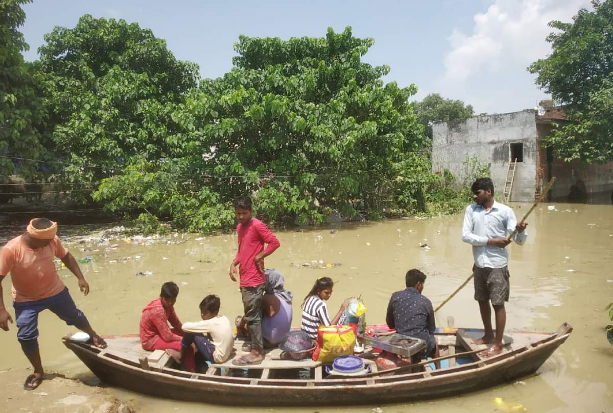 बाढ़ पीड़ितों की कहानी: सुविधा के लिए छोड़ा था गांव, यहां चलानी पड़ रही नाव story of flood affected people of Gorakhpur Shivpuri Colony