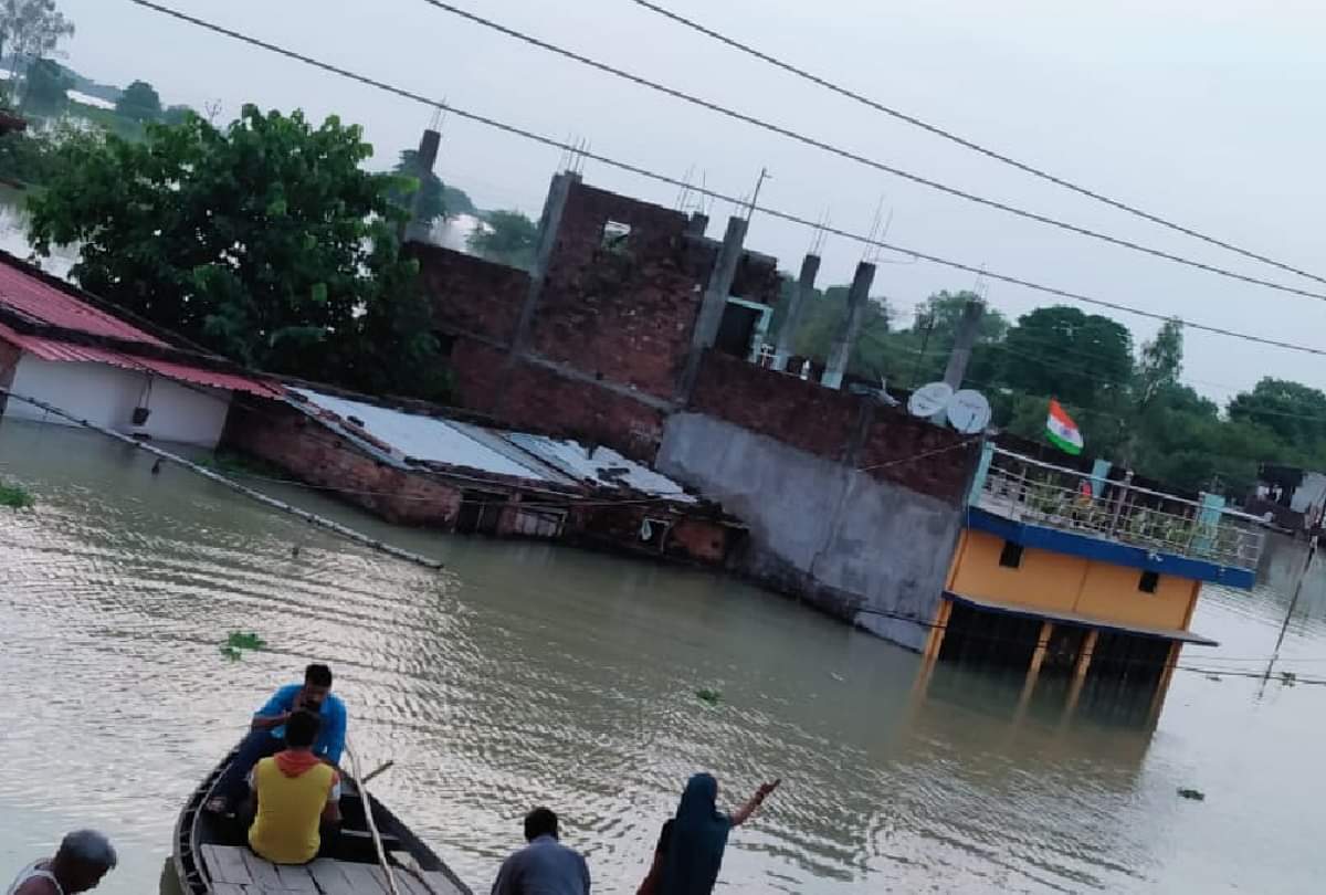 खौफ: शहरी इलाकों में भी भरा बाढ़ का पानी, कई मकानों का डूब चुका है एक मंजिल, दहशत में हैं लोग Flood of Gorakhpur People upset due to flood water filling in city areas