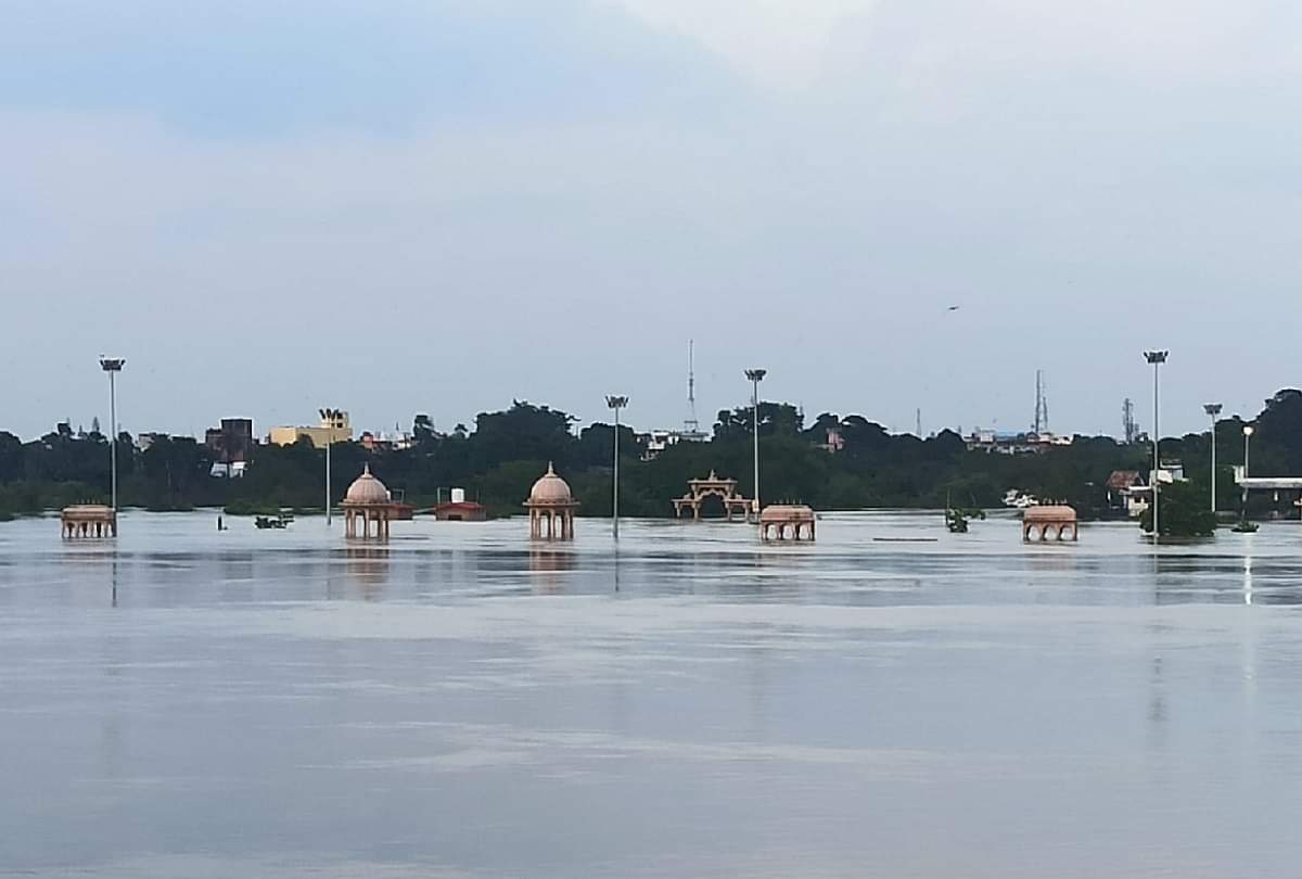 बाढ़ पीड़ितों की कहानी: सुविधा के लिए छोड़ा था गांव, यहां चलानी पड़ रही नाव story of flood affected people of Gorakhpur Shivpuri Colony