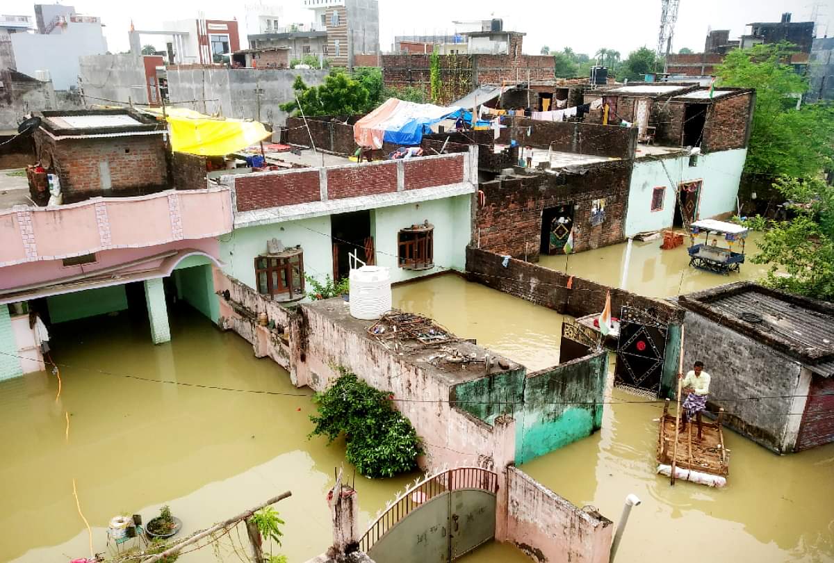 खौफ: शहरी इलाकों में भी भरा बाढ़ का पानी, कई मकानों का डूब चुका है एक मंजिल, दहशत में हैं लोग Flood of Gorakhpur People upset due to flood water filling in city areas