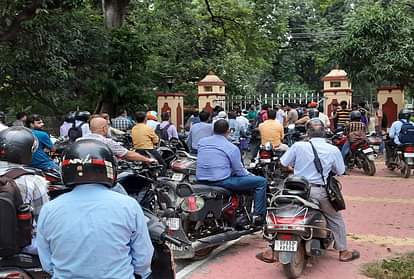 बीएचयूः हॉस्टल खाली कराने के विरोध में छात्रों ने दिया धरना, केंद्रीय कार्यालय में कर्मचारियों को रोका BHU Students protest against vacant hostel issue employees stopped in central office