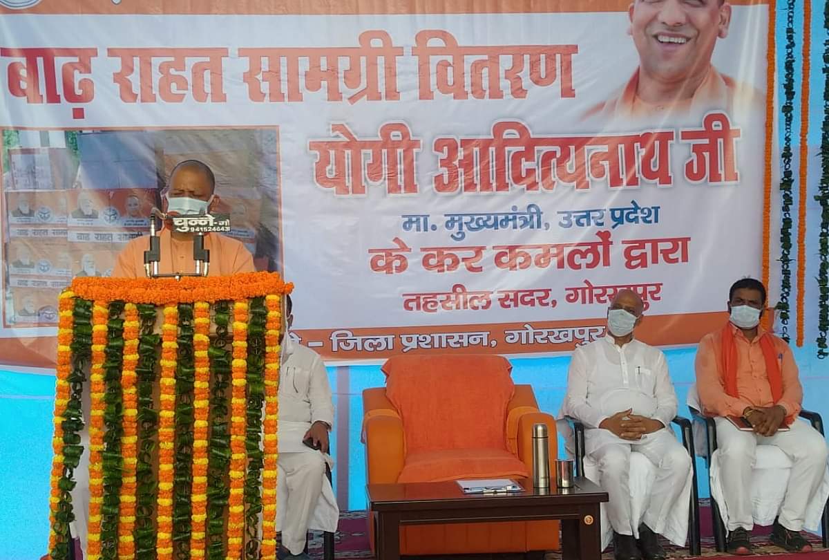 गोरखपुर दौरे पर मुख्यमंत्री: सीएम योगी ने जलभराव वाले मोहल्लों का किया निरीक्षण, बाढ़ पीड़ितों से की मुलाकात, तस्वीरों में देखें दिनभर की झलकियां CM Yogi adityanath listened to complaints of people in Janta Darbar take stock of waterlogged areas
