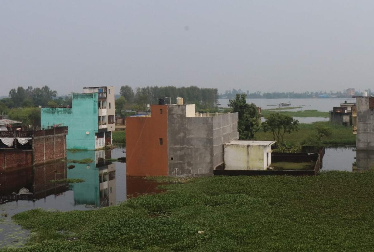 मुसीबत: अब भी जलभराव की समस्या झेल रहे हैं गोरखपुर के लोग, घुटनों तक पानी से होकर कामकाज के लिए जा पा रहे हैं लोग people of Gorakhpur still facing problem of waterlogging due to floods and rains