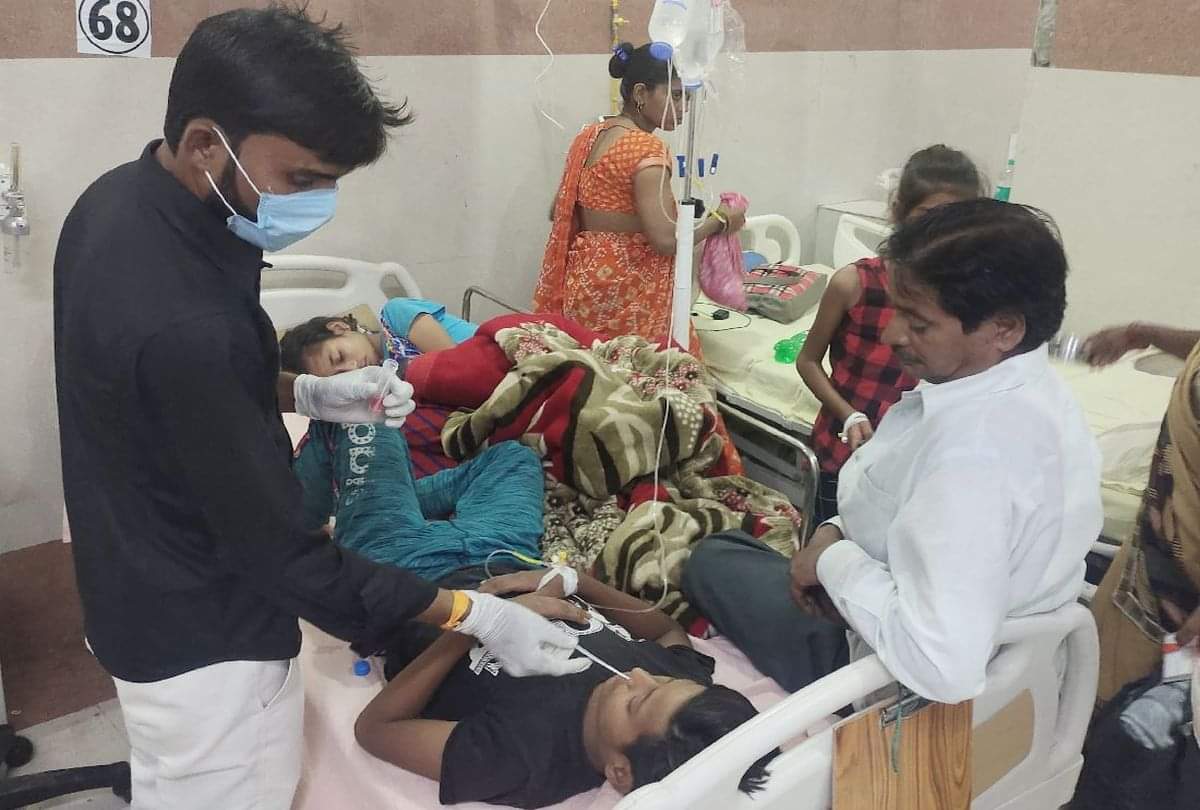 मां की दर्द भरी पुकार: मेरे लाल का बदन तप रहा है, भर्ती कर लो डॉक्टर साहब... एक बेटा खोने के बाद दूसरे को बचाने की गुहार Firozabad Viral Fever News: Mother Help For Child In Viral Fever At Hospital One Baby Lost In Dengue