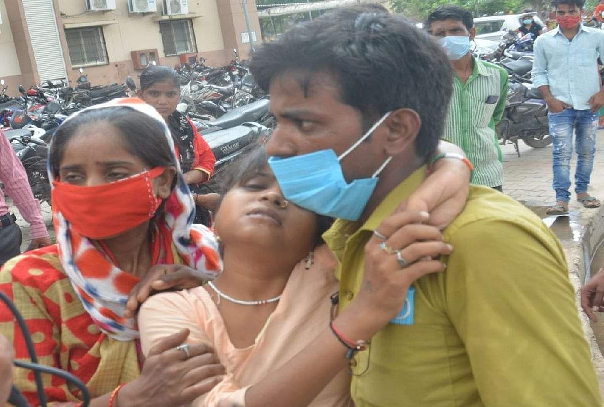 फिरोजाबाद: न एंबुलेंस मिली...न स्ट्रेचर, बीमार बच्चों को गोद में उठा रोते हुए अस्पताल पहुंचे तीमारदार Firozabad Dengue News: relatives reached the hospital carrying sick children on their shoulders