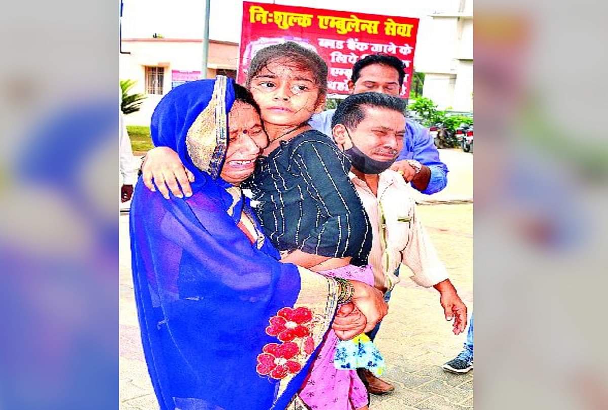 फिरोजाबाद: न एंबुलेंस मिली...न स्ट्रेचर, बीमार बच्चों को गोद में उठा रोते हुए अस्पताल पहुंचे तीमारदार Firozabad Dengue News: relatives reached the hospital carrying sick children on their shoulders
