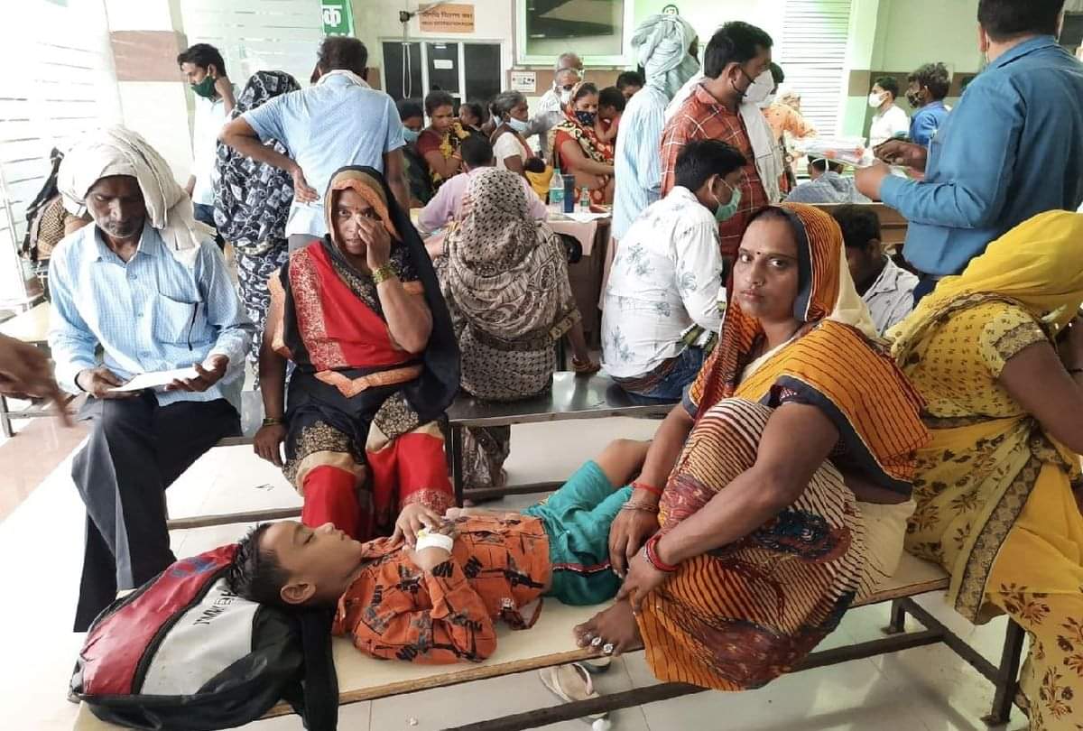 मां की दर्द भरी पुकार: मेरे लाल का बदन तप रहा है, भर्ती कर लो डॉक्टर साहब... एक बेटा खोने के बाद दूसरे को बचाने की गुहार Firozabad Viral Fever News: Mother Help For Child In Viral Fever At Hospital One Baby Lost In Dengue