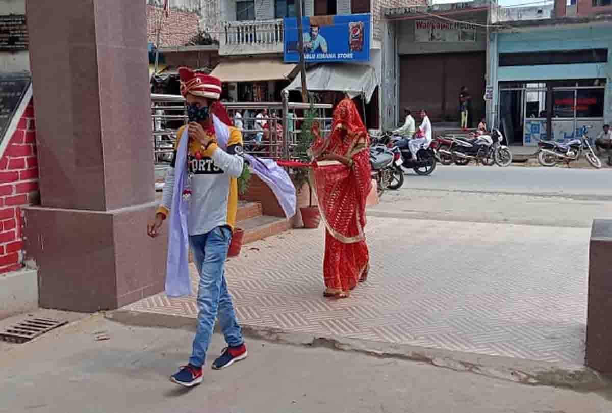 यूपी: शादी कर सुरक्षा मांगने थाने पहुंचा प्रेमी जोड़ा, पुलिस ने परिजनों को किया फोन, लड़की का पिता बोला- मेरा कोई रिश्ता नहीं Farrukhabad Love marriage news: lover couple reached police shelter after marrying in temple