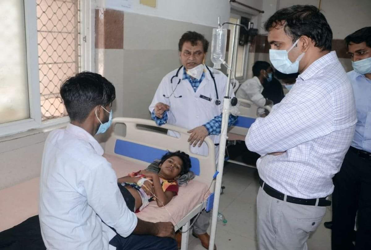 मां की दर्द भरी पुकार: मेरे लाल का बदन तप रहा है, भर्ती कर लो डॉक्टर साहब... एक बेटा खोने के बाद दूसरे को बचाने की गुहार Firozabad Viral Fever News: Mother Help For Child In Viral Fever At Hospital One Baby Lost In Dengue