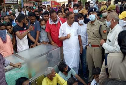 आगरा: गैंगस्टर बेटे पर कार्रवाई, सदमे से मां की मौत, आक्रोशित परिजनों ने सड़क पर शव रख लगाया जाम Agra Gangster Mother Death News: Gangster mother dies of shock after police warns to seal her house in agra