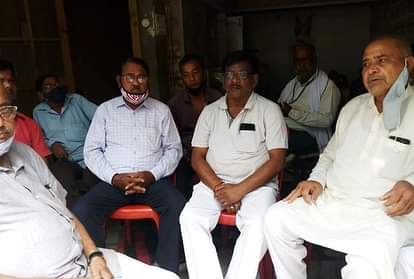 आगरा: गैंगस्टर बेटे पर कार्रवाई, सदमे से मां की मौत, आक्रोशित परिजनों ने सड़क पर शव रख लगाया जाम Agra Gangster Mother Death News: Gangster mother dies of shock after police warns to seal her house in agra