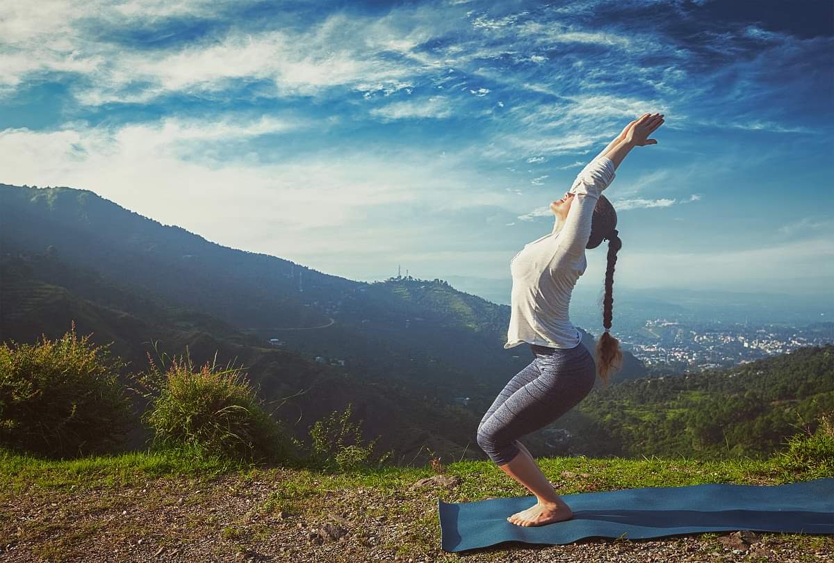Yoga Tips: बाजुओं की चर्बी के कारण नहीं पहन पाती स्लीवलेस तो करें ये चार योगासन, दिखने लगेगा बेहतर असर Yoga Tips: These Four Yoga Asanas Will Reduce Arm Fat Yoga Poses in Hindi