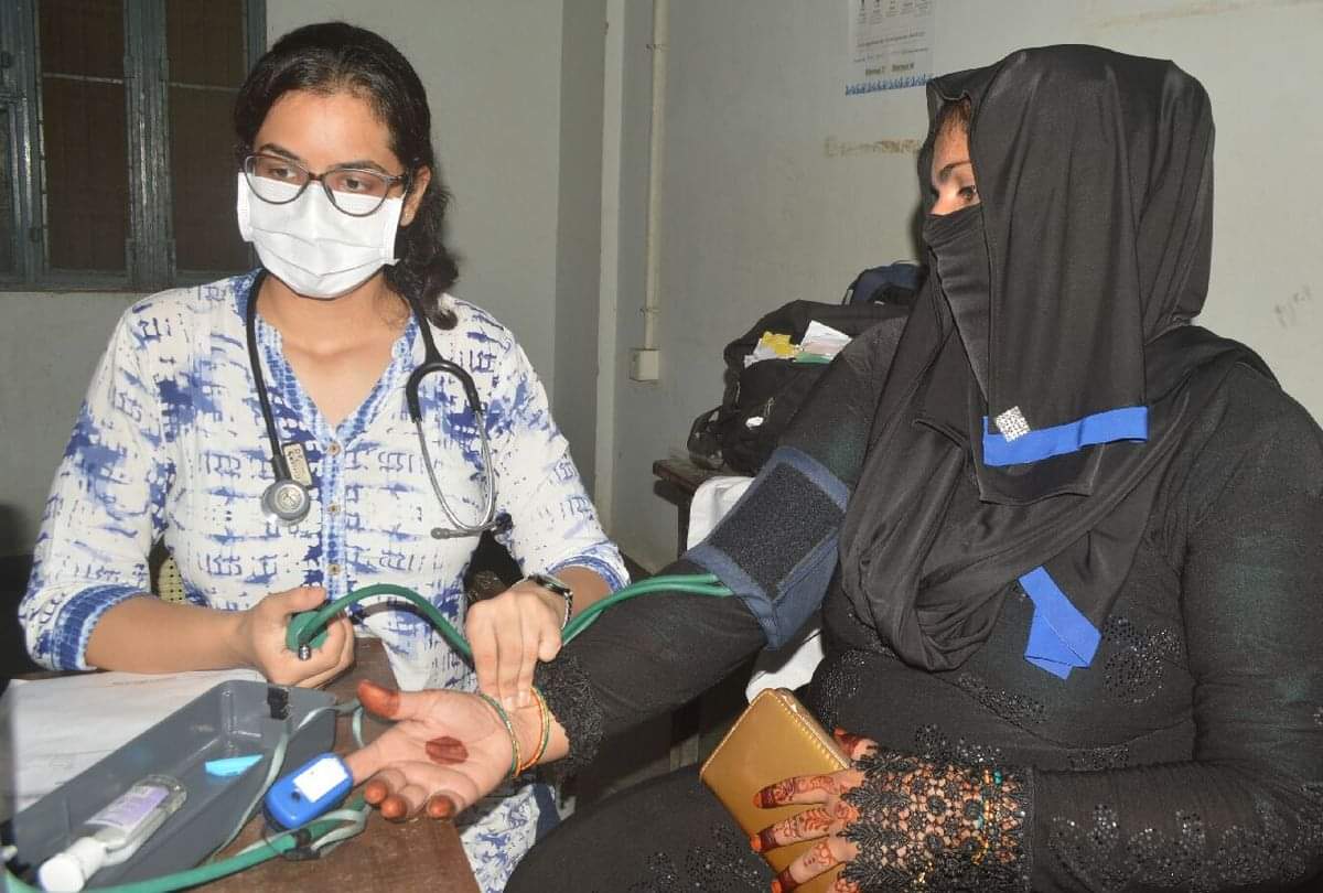 वायरल फीवर: आगरा के निजी अस्पतालों में रोज पहुंच रहे 2000 से अधिक मरीज, त्वचा रोगी भी बढ़े Agra Viral Fever Latest News in Hindi: numbers of patients increasing in hospitals