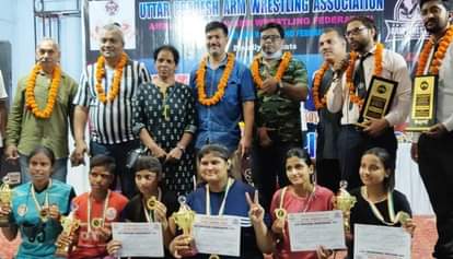 प्रदेश स्तरीय आर्म रेसलिंग प्रतियोगिता में कासगंज चैंपियन, झोली में आए 20 पदक Kasganj champion in state level arm wrestling competition, bagged 20 medals